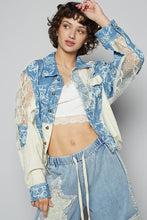 Load image into Gallery viewer, 5315- POL FLORAL PRINT BLUE AND WHITE SHACKET
