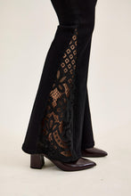 Load image into Gallery viewer, 6482- JUDY BLUE- "JAQUELINE" BLACK FLARE
