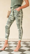 Load image into Gallery viewer, 4514-CAMOUFLAGE CRINKLE JOGGER WITH STUD
