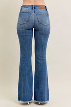 Load image into Gallery viewer, 5280- JUDY BLUE-MID RISE Vintage Wash Flare w/Fray Hem
