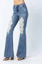 Load image into Gallery viewer, 3831- JUDY BLUE- HIGH RISE DISTRESSED FLARES
