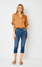 Load image into Gallery viewer, 4257- JUDY BLUE MIDRISE CAPRI WITH SIDE SLIT
