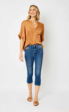 Load image into Gallery viewer, 4257- JUDY BLUE MIDRISE CAPRI WITH SIDE SLIT
