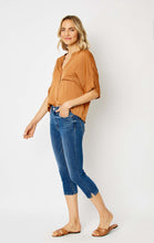 Load image into Gallery viewer, 4257- JUDY BLUE MIDRISE CAPRI WITH SIDE SLIT
