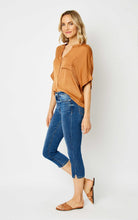 Load image into Gallery viewer, 4257- JUDY BLUE MIDRISE CAPRI WITH SIDE SLIT
