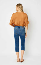 Load image into Gallery viewer, 4257- JUDY BLUE MIDRISE CAPRI WITH SIDE SLIT
