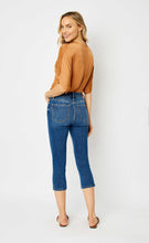 Load image into Gallery viewer, 4257- JUDY BLUE MIDRISE CAPRI WITH SIDE SLIT
