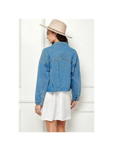 Load image into Gallery viewer, 4139-2 Pocket Ripped Raw Hem Cropped Denim Jacket
