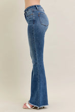 Load image into Gallery viewer, 5280- JUDY BLUE-MID RISE Vintage Wash Flare w/Fray Hem

