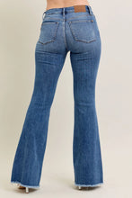 Load image into Gallery viewer, 5280- JUDY BLUE-MID RISE Vintage Wash Flare w/Fray Hem
