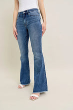 Load image into Gallery viewer, 5280- JUDY BLUE-MID RISE Vintage Wash Flare w/Fray Hem
